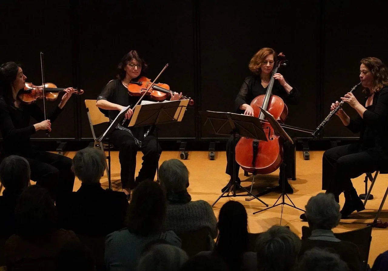The Hague String Trio & Pauline Oostenrijk — achtergrondafbeelding