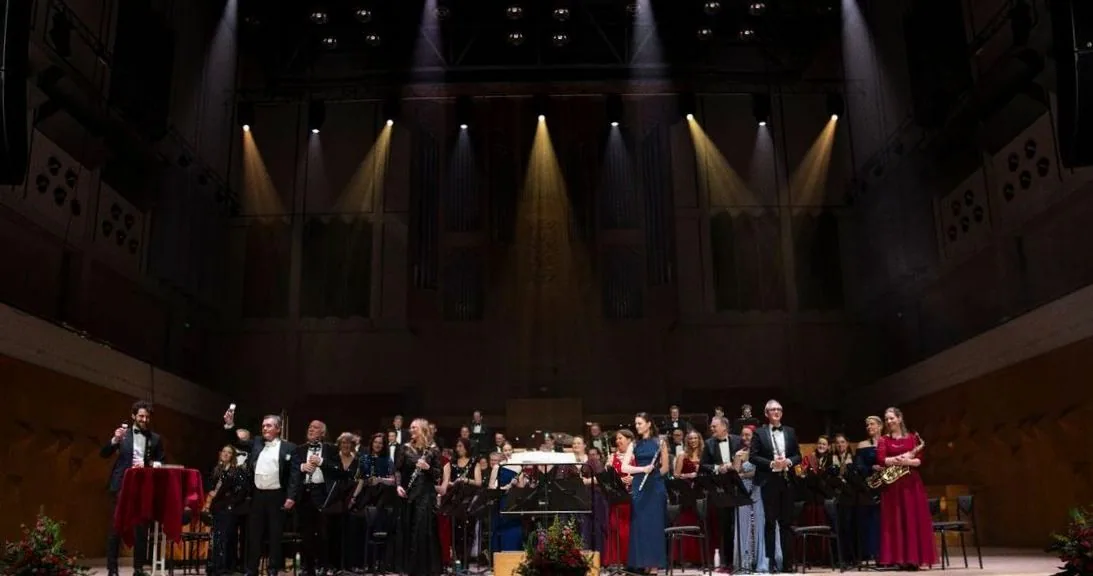 Twents Nieuwjaarsconcert - Muziekvereniging Wilhelmina Glanerbrug olv Fried Dobbelstein samen met solisten — background image