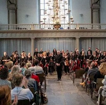 VU-Kamerorkest en VU-Kamerkoor o.l.v. Ivan Meylemans — Romantisch meets Ritmisch. Drie eeuwen muziek door het VU-Kamerorkest — achtergrondafbeelding