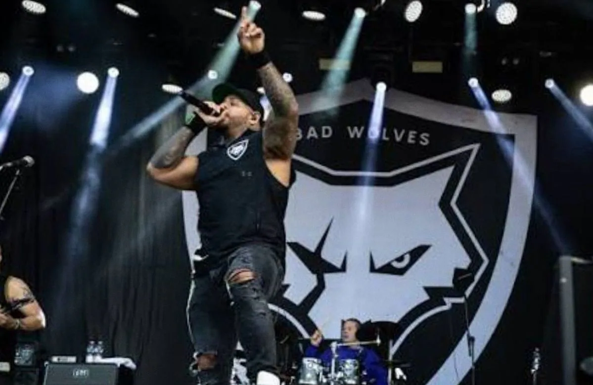 Bad Wolves verliest gitarist en toerplek door Dolly Parton cover en zangeres rel