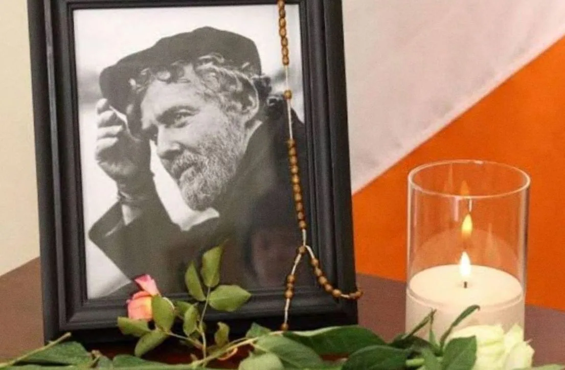 Bono, Eddie Vedder and Markéta Irglová pay tribute to Glen Hansard at his funeral