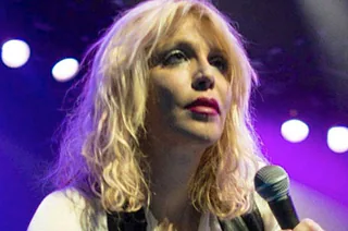 Courtney Love lovend over Slayyyter's cover van Hole klassieker Violet