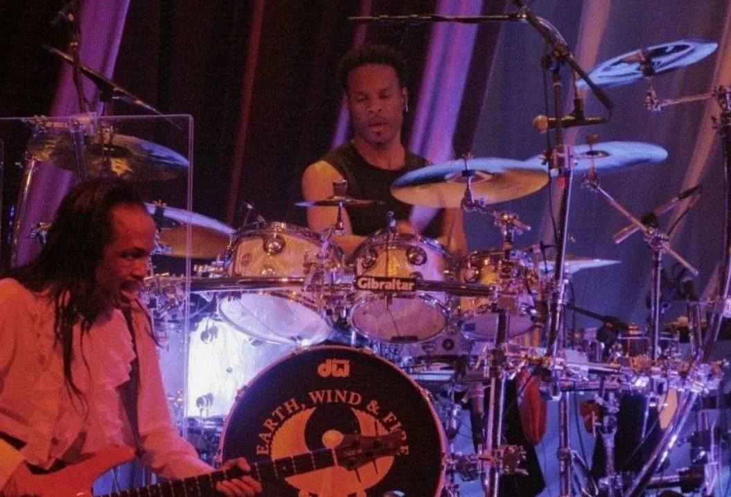 Drummer John Paris van Earth, Wind & Fire ontwaakt opnieuw uit coma
