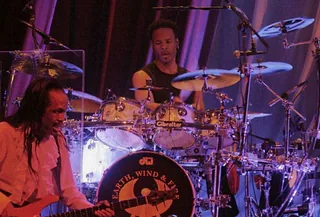 Drummer John Paris van Earth, Wind & Fire ontwaakt opnieuw uit coma