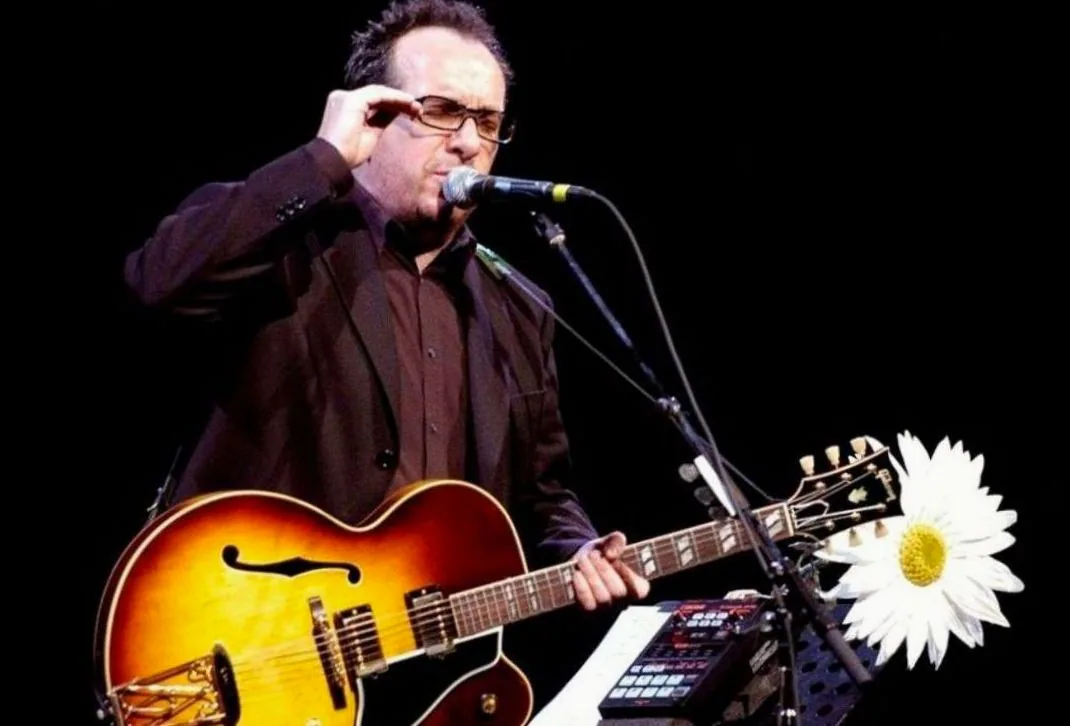 Elvis Costello viert 49ste verjaardag debuutalbum met gigantische boxset