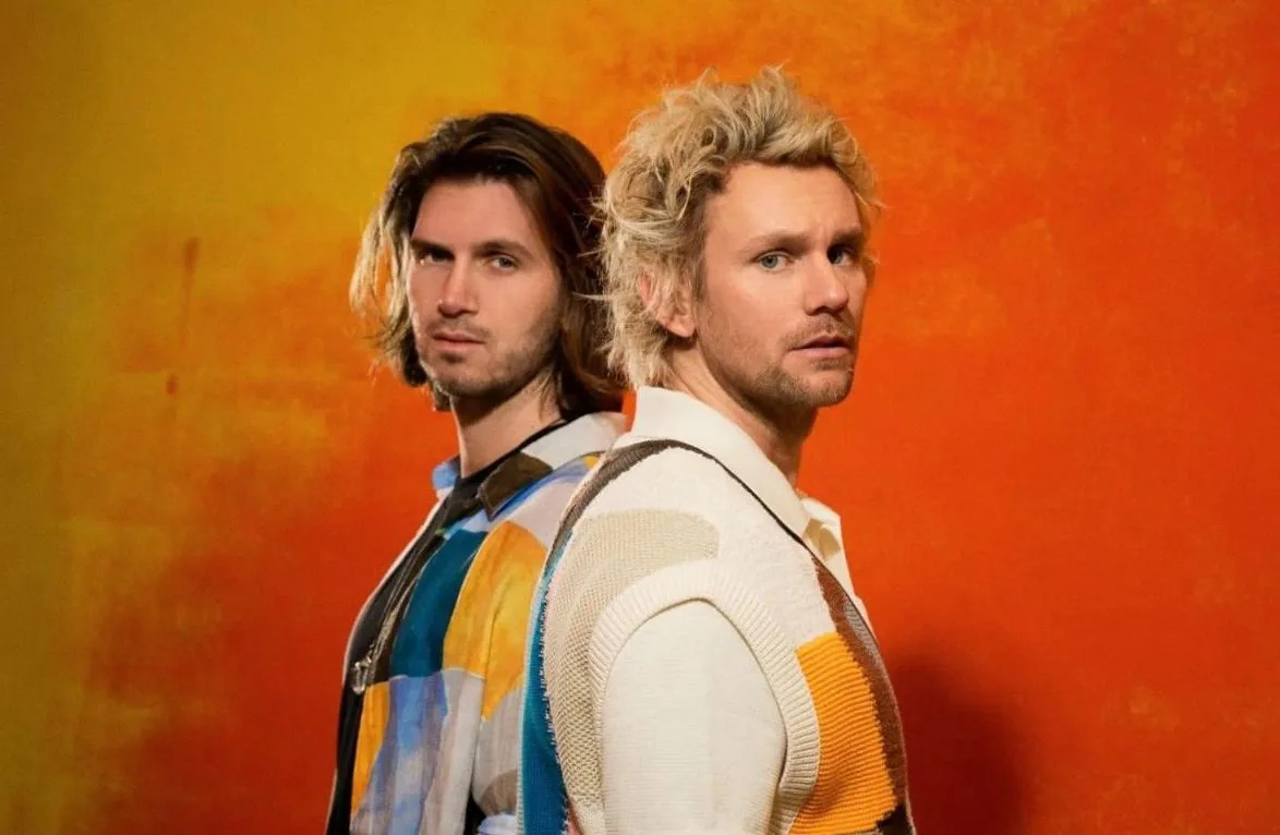 FRIDAY performs new single Summer Rain live on NPO Radio 2