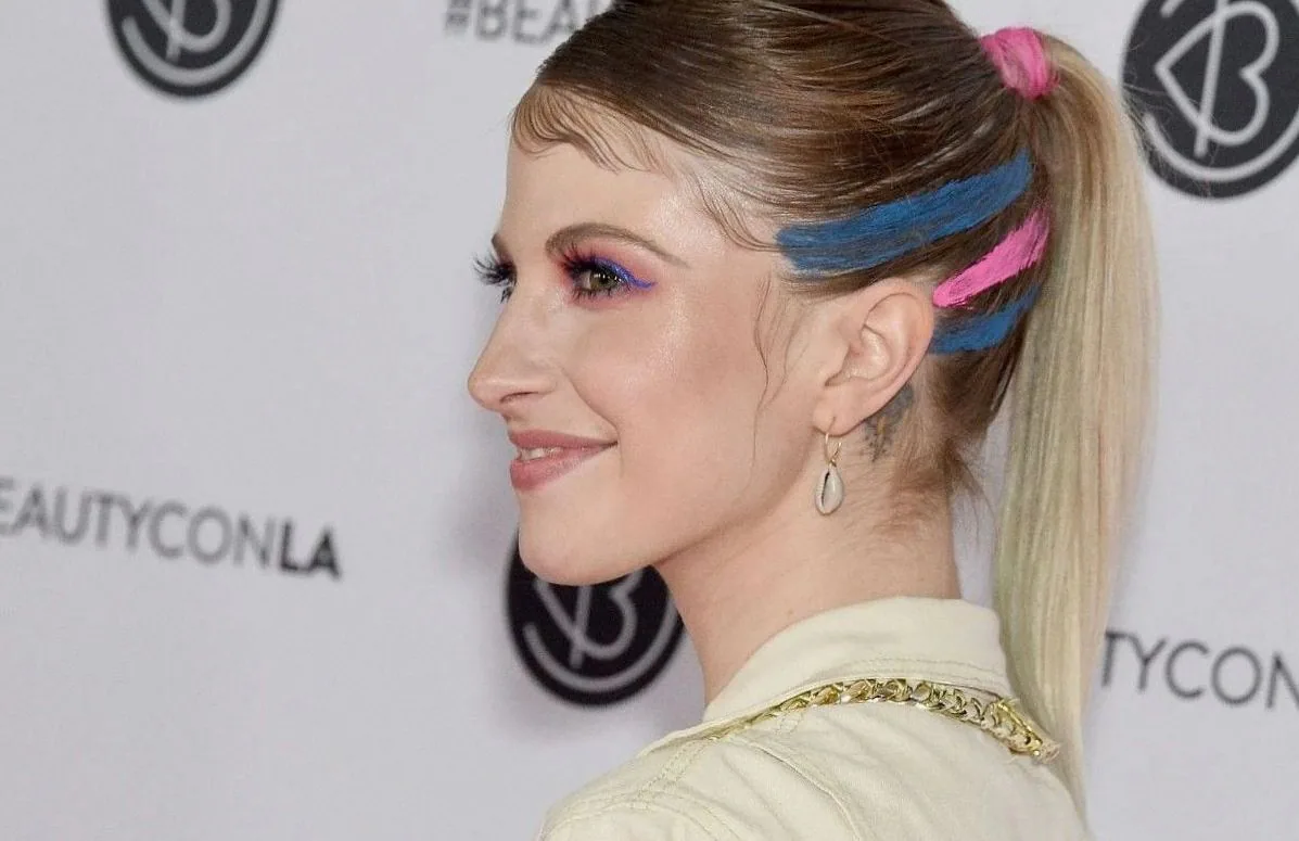 Hayley Williams eert Sinéad O'Connor met cover van Mandinka in Dublin