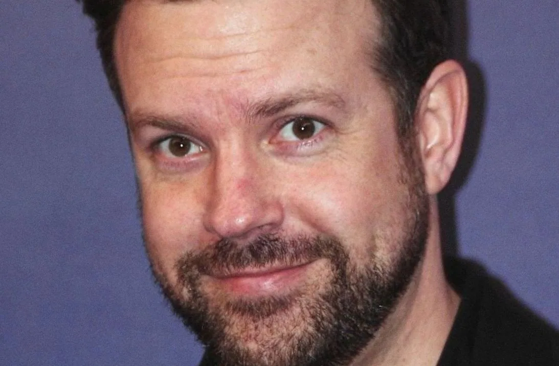 Jason Sudeikis joins Mumford and Sons on stage to sing the Ted Lasso theme song