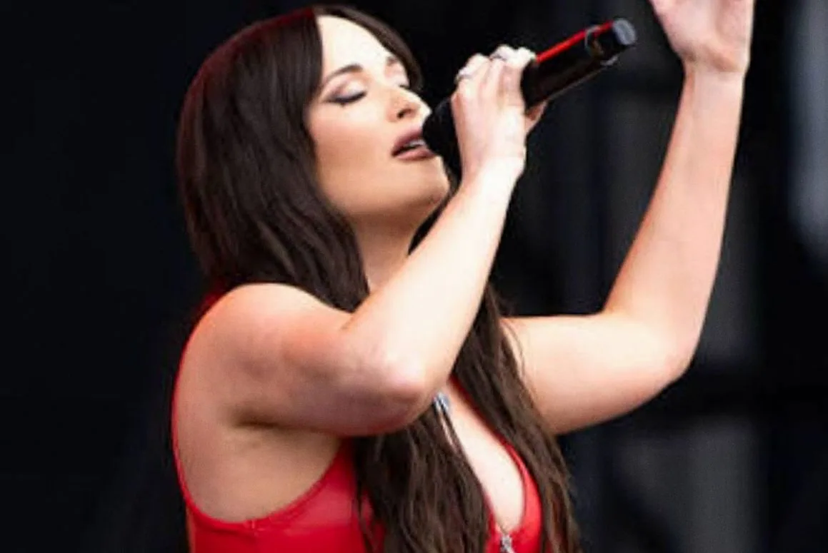 Kacey Musgraves eert Dolly Parton in Boston terwijl podium vlam vat