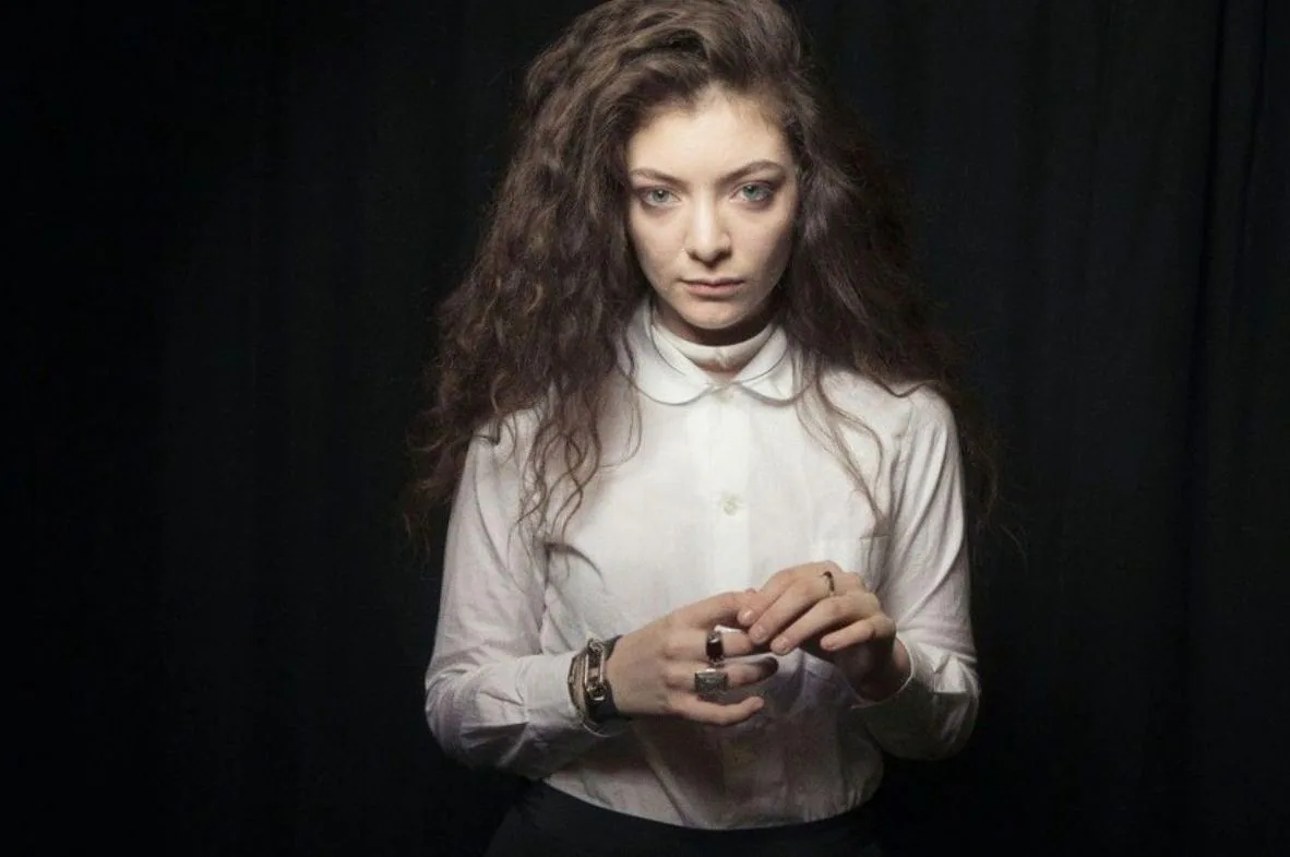 Lorde viert eerste verjaardag van Virgin met 49 demo's en persoonlijk essay