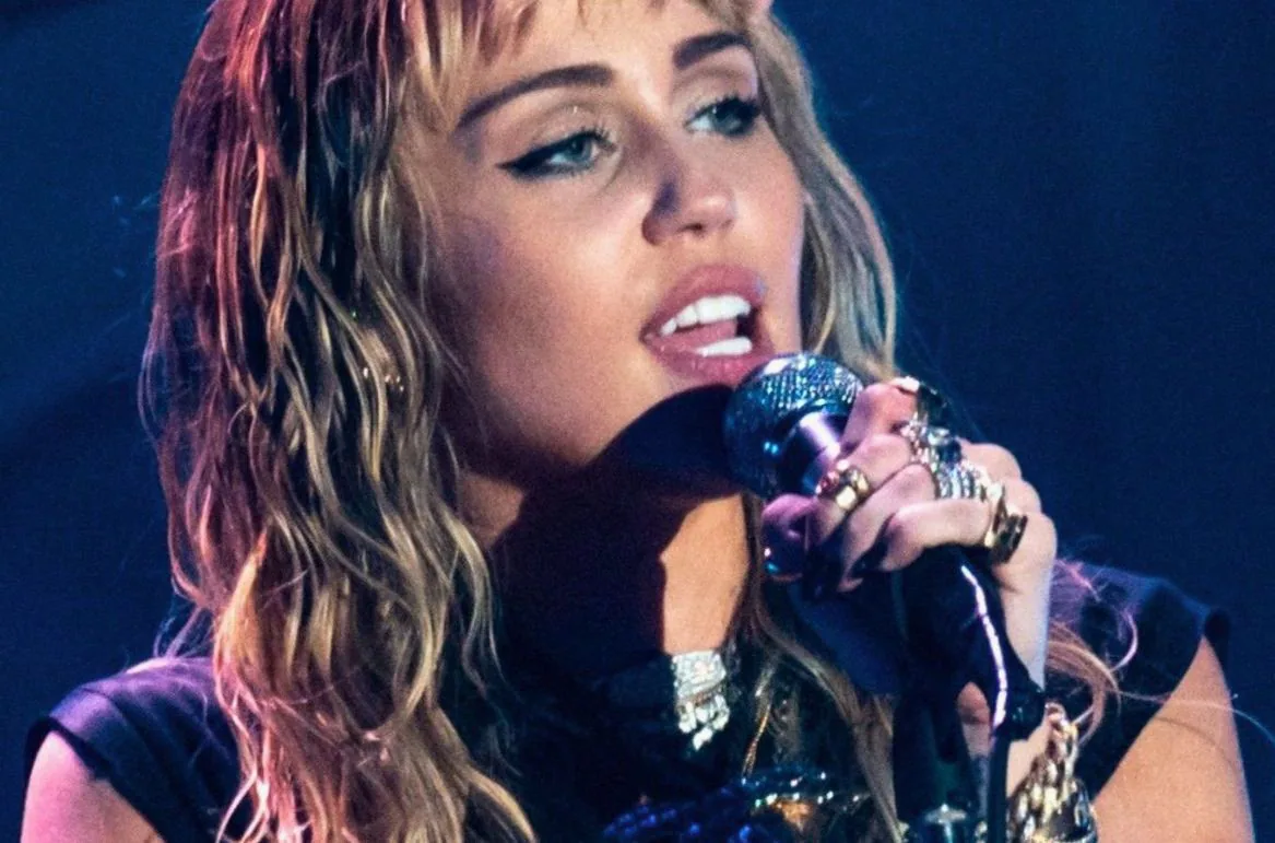 Miley lanceert danspopsingle 'Bass Persuades' en kondigt tiende album aan