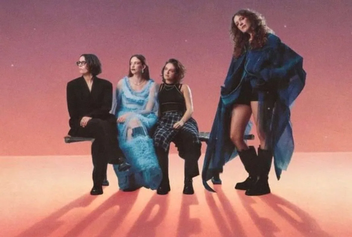 The Big Moon kondigt vierde album 'Forever' aan na gehoorverlies frontvrouw